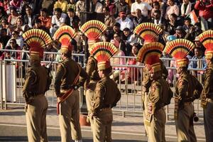 waah Grenze, Amritsar, Punjab, Indien, 02 Februar 2024 - - Flagge Zeremonie durch Rand Sicherheit Macht bsf Wachen beim Indien-Pakistan Rand in der Nähe von Attari Amritsar, Punjab, Indien gehaltenen jeder Tag Abend Zeit foto