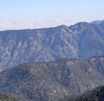 sehr hoher gipfel von nainital, indien, die bergkette, die auf diesem bild sichtbar ist, ist die himalaya-kette, die schönheit des berges bei nainital in uttarakhand, indien foto