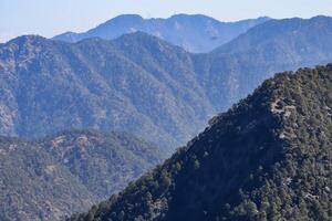 sehr hoher gipfel von nainital, indien, die bergkette, die auf diesem bild sichtbar ist, ist die himalaya-kette, die schönheit des berges bei nainital in uttarakhand, indien foto