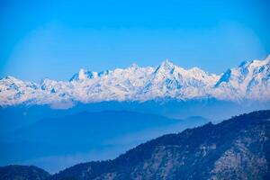 sehr hoher gipfel von nainital, indien, die bergkette, die auf diesem bild sichtbar ist, ist die himalaya-kette, die schönheit des berges bei nainital in uttarakhand, indien foto