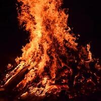 feuerflammen auf schwarzem hintergrund, lodernder feuerflammentexturhintergrund, schön, das feuer brennt, feuerflammen mit holz und kuhdunglagerfeuer foto