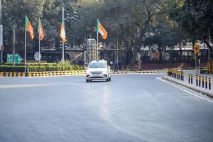 Neu Delhi, Indien - - Februar 17 2024 - - bharatiya Janata Party Flagge von indisch politisch Party, bjp bhartiya Janta Party Flagge winken während Uhr Straße Show im Delhi, Indien foto