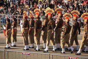 waah Grenze, Amritsar, Punjab, Indien, 02 Februar 2024 - - Flagge Zeremonie durch Rand Sicherheit Macht bsf Wachen beim Indien-Pakistan Rand in der Nähe von Attari Amritsar, Punjab, Indien gehaltenen jeder Tag Abend Zeit foto