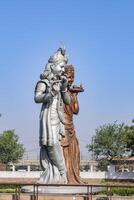 groß Statue von Herr Radha krishna in der Nähe von Delhi International Flughafen, Delhi, Indien, Herr krishna und Radha groß Statue berühren Himmel beim Main Autobahn Mahipalpur, Delhi foto