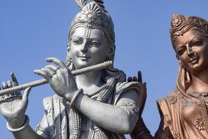 groß Statue von Herr Radha krishna in der Nähe von Delhi International Flughafen, Delhi, Indien, Herr krishna und Radha groß Statue berühren Himmel beim Main Autobahn Mahipalpur, Delhi foto