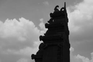 architektonisch Fotografie. schwarz und Weiß Fotografie. Silhouette von Tor mit ein typisch balinesisch architektonisch Stil. einfarbig. Bandung, Indonesien foto