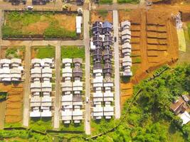 Weiß überdacht Gehäuse. geometrisch Antenne Drohne Aussicht von Wohn Kreis im bandung Stadt - - Indonesien. Gehäuse Industrie. über. Sozial Themen. Schuss von Drohne fliegend 100 Meter foto