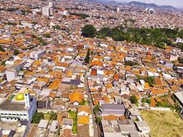 Antenne Landschaft von ein übervölkert Wohn Kreis von bandung Stadt. Aussicht von das dicht Wohn Landschaft im Downton. Antenne Fotografie. Sozial Themen. Schuss von ein fliegend Drohne foto