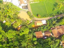 Vogel Auge Aussicht von tropisch Wald auf das Kante von das Stadt, Wald Das Funktionen wie ein Wasser Einzugsgebiet im das Stadt von Bandung, Westen Java Indonesien, Asien. natürlich Landschaft. oben Sicht. Antenne Schuss foto