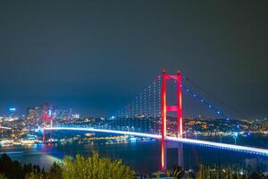 Istanbul Aussicht beim Nacht. Bosporus Brücke oder 15 .. Juli Märtyrer Brücke foto