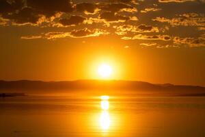 Sonnenuntergang Über das See mit teilweise wolkig Himmel. Natur Hintergrund. foto