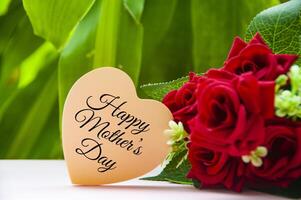 glücklich Mutter Tag Text auf Licht Rosa Papier Herz Form. glücklich Mutter Tag Konzept foto
