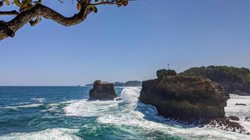 groß Wellen gesehen von montieren Kombang, ngliyep Strand, Indonesien. foto