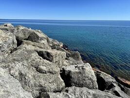 Felsen und Meer. Meer Landschaft mit Felsen. Blau Meer Wasser. Felsen unter Wasser foto