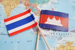 Bangkok, Thailand Dezember 10, 2023 Thailand und Kambodscha Karte im Welt Karte Papier. foto