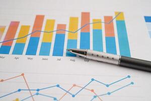 Stift auf Diagramm Graph Papier. Finanzen, Konto, Statistik, Investition Daten Wirtschaft, Lager Austausch Geschäft. foto