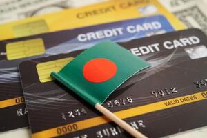 Bangladesch Flagge auf Anerkennung Karte, Finanzen Wirtschaft Handel Einkaufen online Geschäft. foto