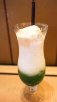 tropisch Freude cendol im Glas mit cremig Kokosnuss Milch und Grün Gelee foto