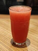 erfrischend Wassermelone Saft im Glas auf hölzern Bar Tabelle foto