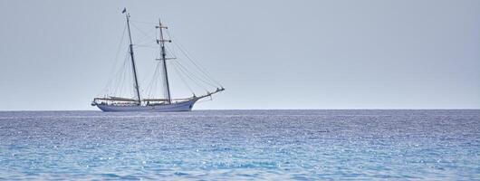 Segeln Schiff beim Meer foto