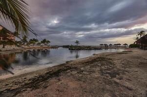 Puerto Aventuras Strand in der Abenddämmerung foto