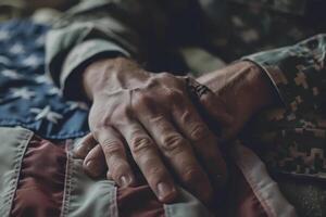 ein Mann im ein Militär- Uniform ist halten ein Hand auf ein Flagge foto