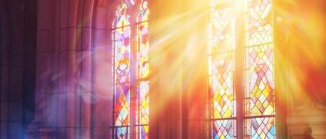 ein Fenster mit ein Sonne leuchtenden durch im Kirche foto