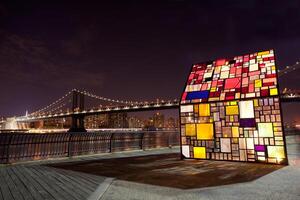 Tom Früchte, Koloniehaus, berühmt befleckt Glas Haus im Brooklyn Brücke Park, nyc. foto