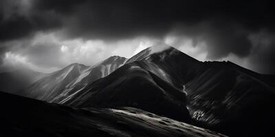 tolle schwarz und Weiß Fotografie von schön Berge und Hügel mit dunkel Himmel Landschaft Hintergrund Aussicht Szene foto