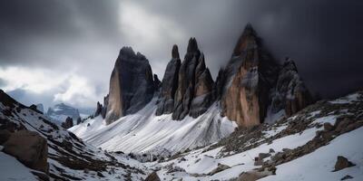 Wolke Tag Felsen Hügel Berg Felsen Gipfel mit Schnee beim Winter. Abenteuer Expedition Reise Wandern Szene Aussicht foto