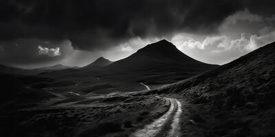 tolle schwarz und Weiß Fotografie von schön Berge und Hügel mit dunkel Himmel Landschaft Hintergrund Aussicht Szene foto