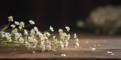 klein Weiß Blumen Gypsophila auf Holz Tabelle Szene. dekorativ romantisch Eleganz spotten oben Hintergrund foto