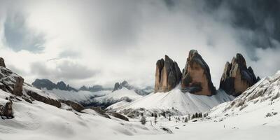 Wolke Tag Felsen Hügel Berg Felsen Gipfel mit Schnee beim Winter. Abenteuer Expedition Reise Wandern Szene Aussicht foto