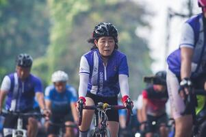 Chiangmai Thailand November 20 2022 ein Gruppe von Menschen sind Radfahren im das Morgen zum Übung foto