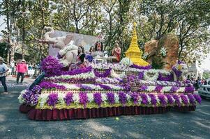 Chiang Mai, Thailand - - Februar 04, 2023 Blume schwimmt und Paraden das 46 .. jährlich Blume Festival 2023 im Chiang Mai, Thailand foto