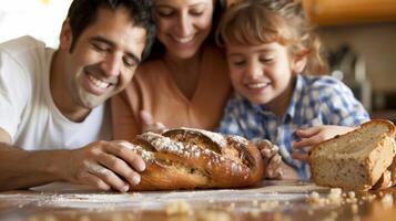 ein Familie versammelt um das Küche Tabelle in ein frisch gebacken Laib von Zimt Strudel Brot mit lächelt und Krümel auf ihr Gesichter foto