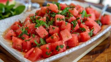 das zuerst Kurs ist ein erfrischend Wassermelone und Minze Salat mit saftig Brocken von örtlich gewachsen Wassermelone und frisch Kräuter gepflückt von das in der Nähe Wälder foto