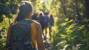 ein Natur Wanderung mit Teilnehmer nehmen im das frisch Luft und Einweichen oben das Schönheit von ihr Umfeld foto