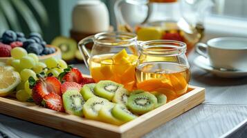 ein Tablett von frisch geschnitten Obst und Kräuter- Tee einstellen oben zum Patienten zu genießen im das Entspannung Zimmer nach ihr Sauna Sitzung. foto