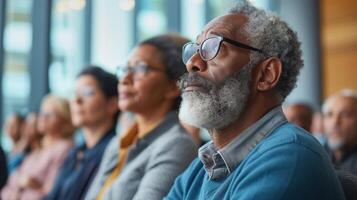ein vielfältig Gruppe von Rentner sitzen aufmerksam im ein hell zündete Zimmer Hören aufmerksam wie ein finanziell Experte spricht Über Pensionierung Planung foto