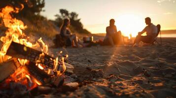 wie das Sonne Dips unten das Horizont ein Gruppe sitzt um ein Strand Feuer Grube tauschen Geschichten und Kochen oben ein Sturm mit ihr Fang von das Tag foto