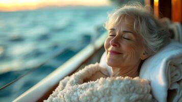 ein Senior Frau Lächeln wie sie verwöhnt im ein entspannend Spa Behandlung auf das Schiff das beruhigend Klang von Ozean Wellen einlullen ihr in ein Zustand von rein Glückseligkeit foto