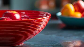 ein beschwingt rot Keramik Obst Schüssel mit ein glänzend Fertig und ein modern kreisförmig Design. foto