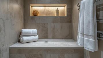 mit ein Fokus auf Sicherheit und Komfort diese Pensionierung Badezimmer protzt ein modern reingehen Dusche mit ein eingebaut Bank perfekt zum Senioren suchen zu Alter im Platz foto