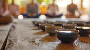 ein friedlich Yoga Klasse ist gefolgt durch ein geführt Tee Meditation zulassen Teilnehmer zu völlig tauchen sich im das Moment und finden innere Frieden foto