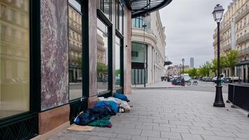 städtisch Szene mit obdachlos Person Schlafen auf das Bürgersteig Nächster zu Luxus Geschäfte, Hervorheben das Kontrast zwischen Reichtum und Armut im ein Stadt Rahmen foto