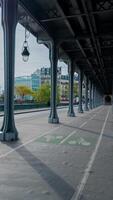 elegant städtisch Szene mit ein symmetrisch Aussicht von ein Fahrrad Fahrbahn unter ein Jahrgang Stil Kolonnade, perfekt zum Themen verbunden zu städtisch Planung und nachhaltig Transport foto