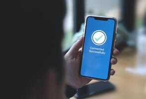Geschäftsmann mit Smartphone zum verbinden erfolgreich zu Netzwerk Signal. Konzept von Digital Daten Austausch Technologie, Fernbedienung Steuerung System Verbindung foto