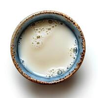 Milch im Tasse isoliert auf Weiß Hintergrund mit Schatten. Milch im Blau Tasse voll von Kalzium oben Aussicht foto