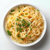 Spaghetti mit Soße. Pasta mit Soße. Nudeln im Schüssel isoliert auf Weiß Hintergrund mit Schatten foto